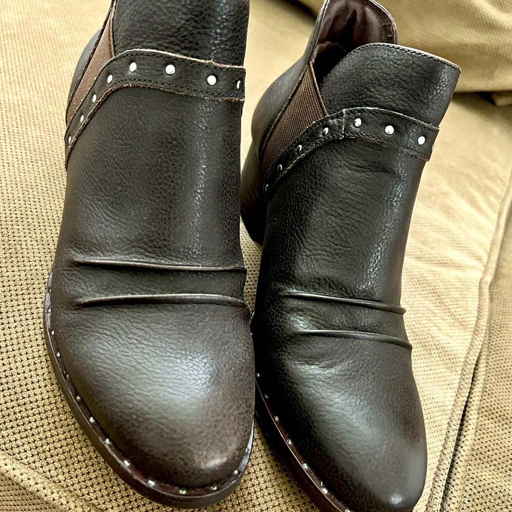 Earth Brown Leather Studded Booties Size 8 Brand New